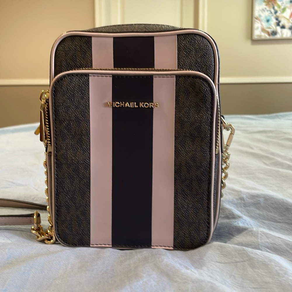 Like new Michael Kors small crossbody purse
